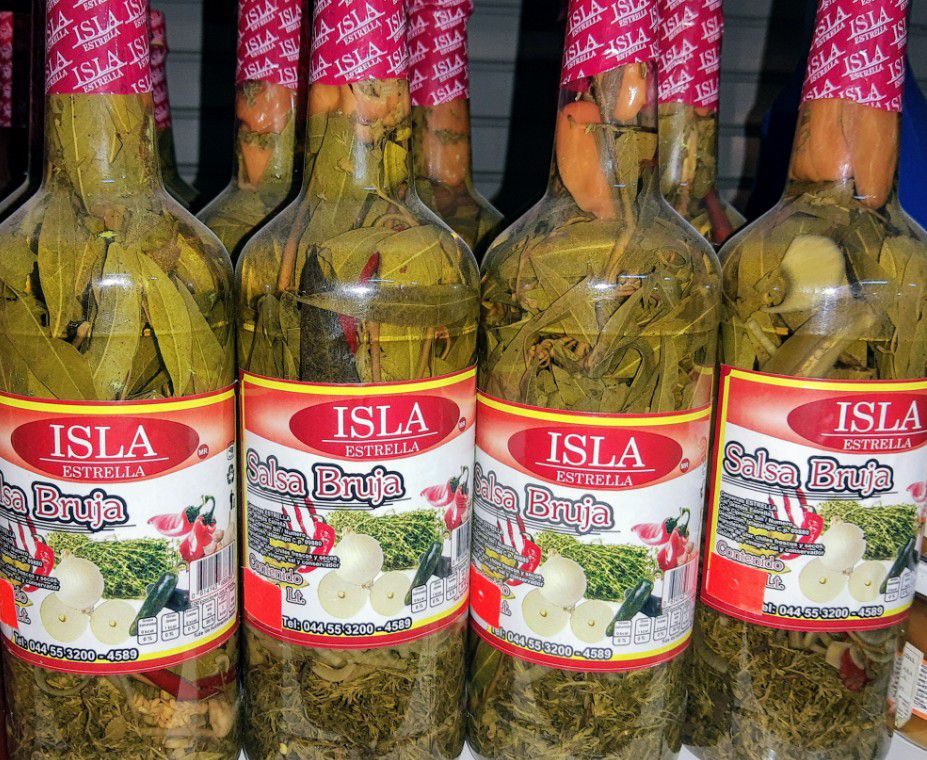 La salsa bruja se almacena en botellas de vidrio. (Foto: Facebook Seafood productos El Tilapia)