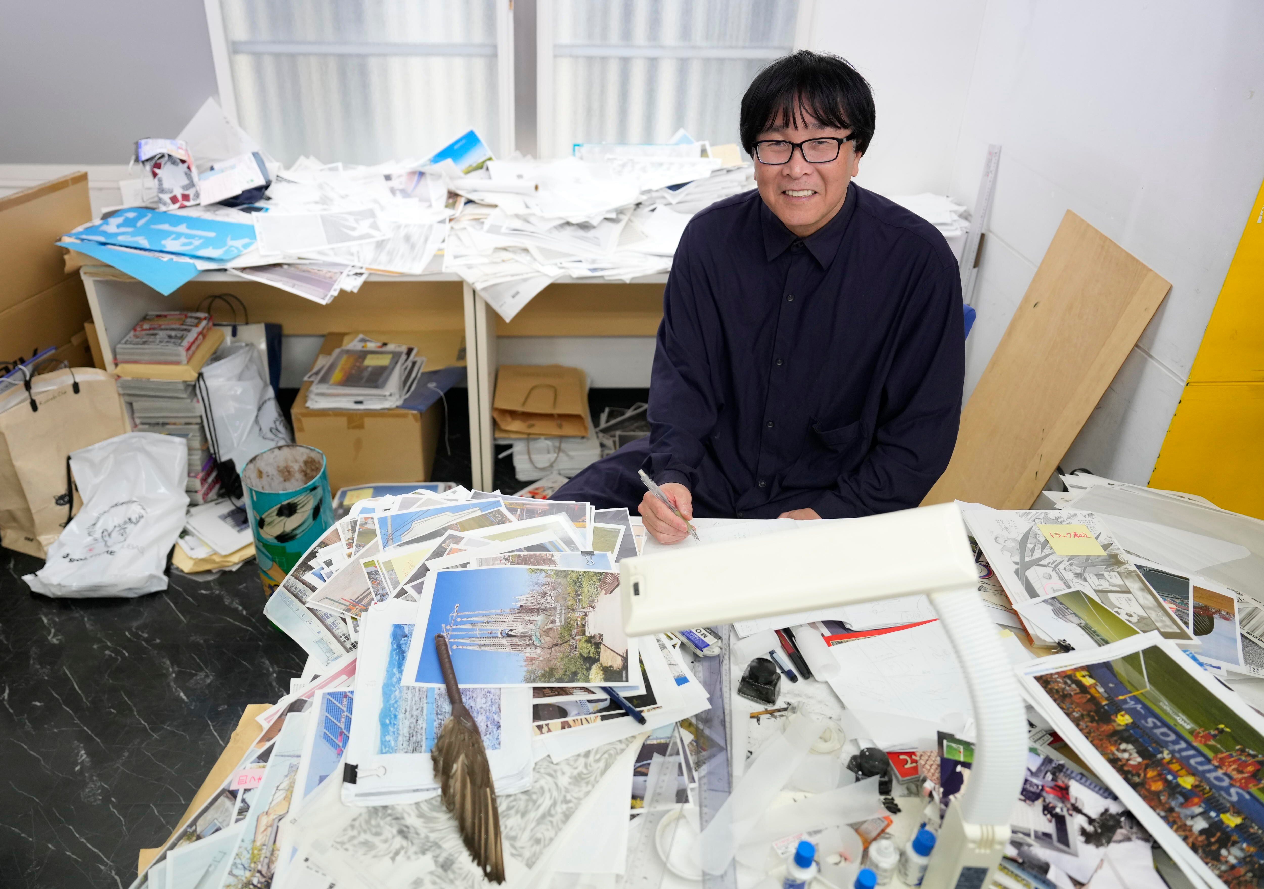 El artista de manga Yoichi Takahashi en su escritorio durante una entrevista en su taller en Tokio, Japón. (Foto: EFE)
