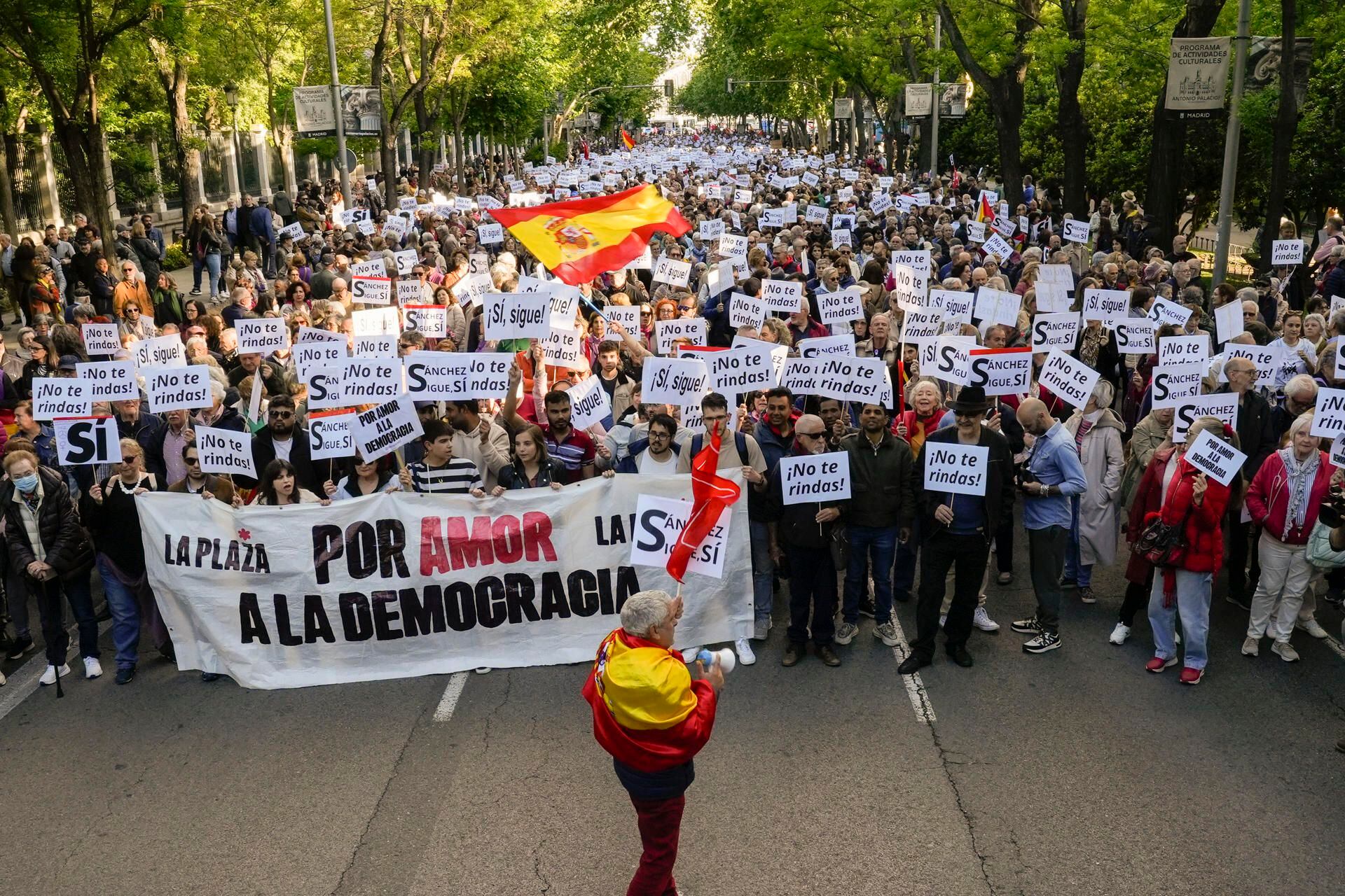 ‘Por amor a la democracia’: Marchan para que Sánchez no deje el gobierno de España tras acusaciones