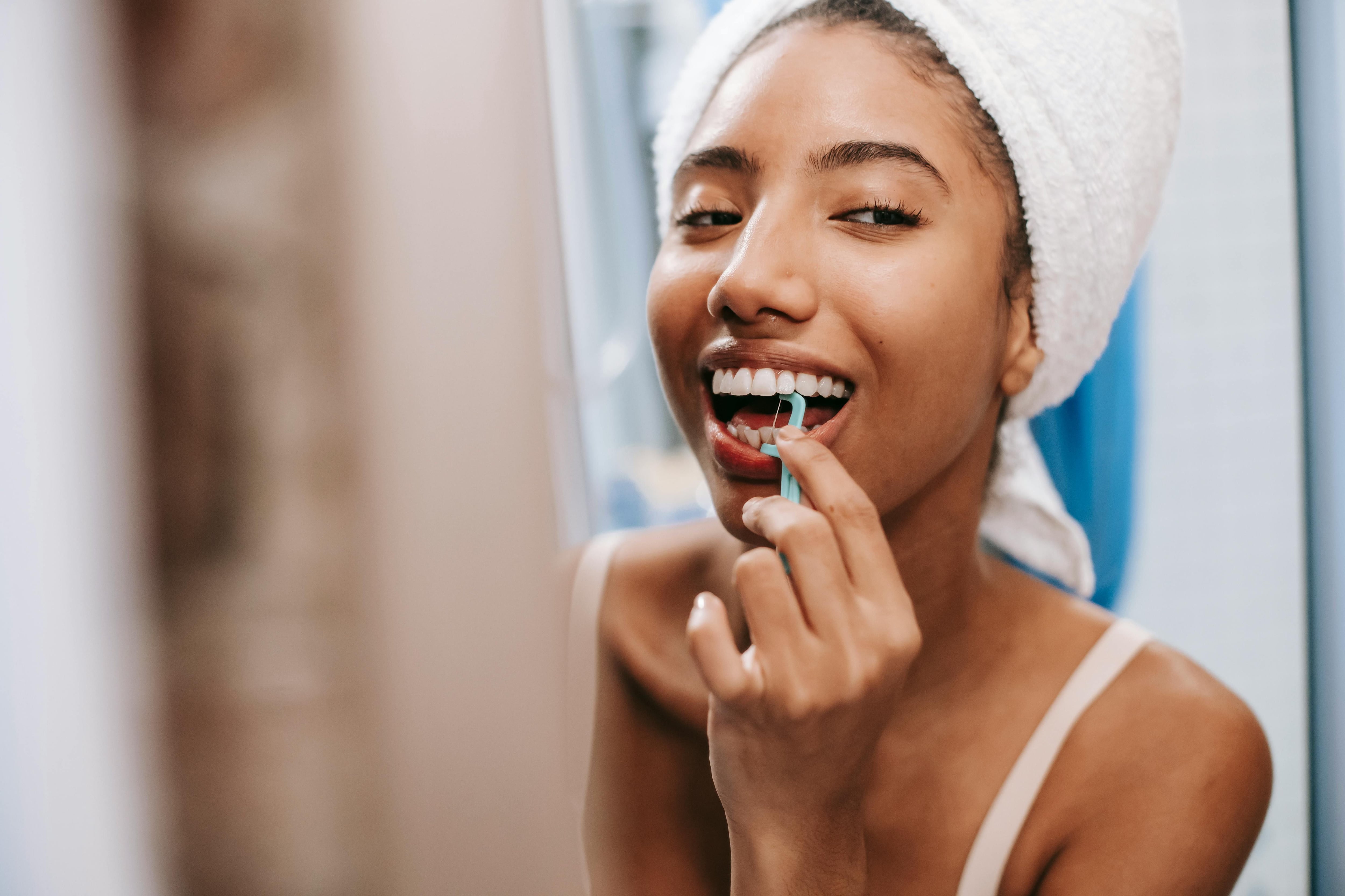 Lavarse los dientes correctamente y utilizar hilo dental es parte de los cuidados después de un blanqueamiento dental. (Foto: Pexels)