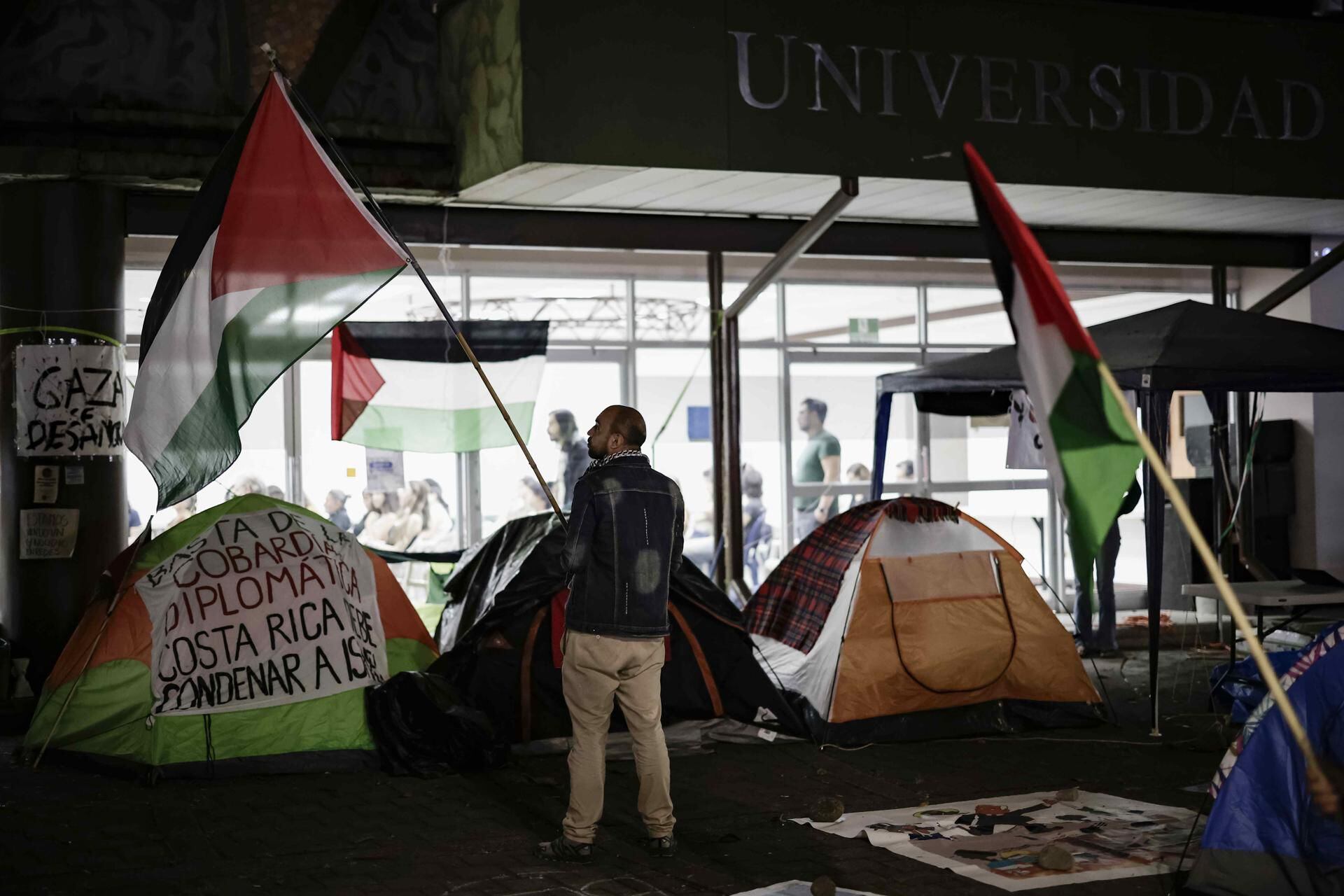 Estudiantes de Costa Rica montan una acampada en la Universidad de San José, en apoyo a Palestina.
