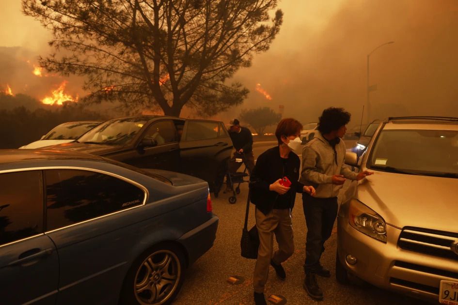 Habitantes del vecindario Pacific Palisades buscaron huir del incendio en automóvil y a pie. [Fotografia. AP]