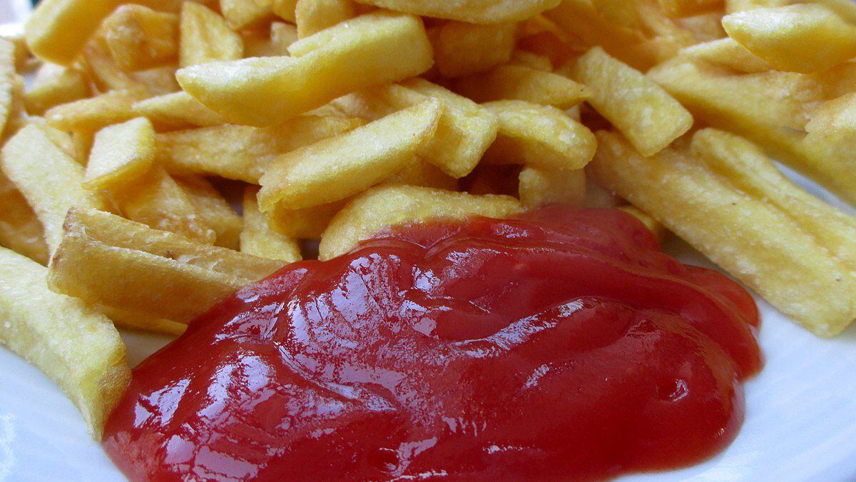 La salsa catsup se utiliza para acompañar alimentos como las papas fritas. (Foto: Wikimedia Commons)