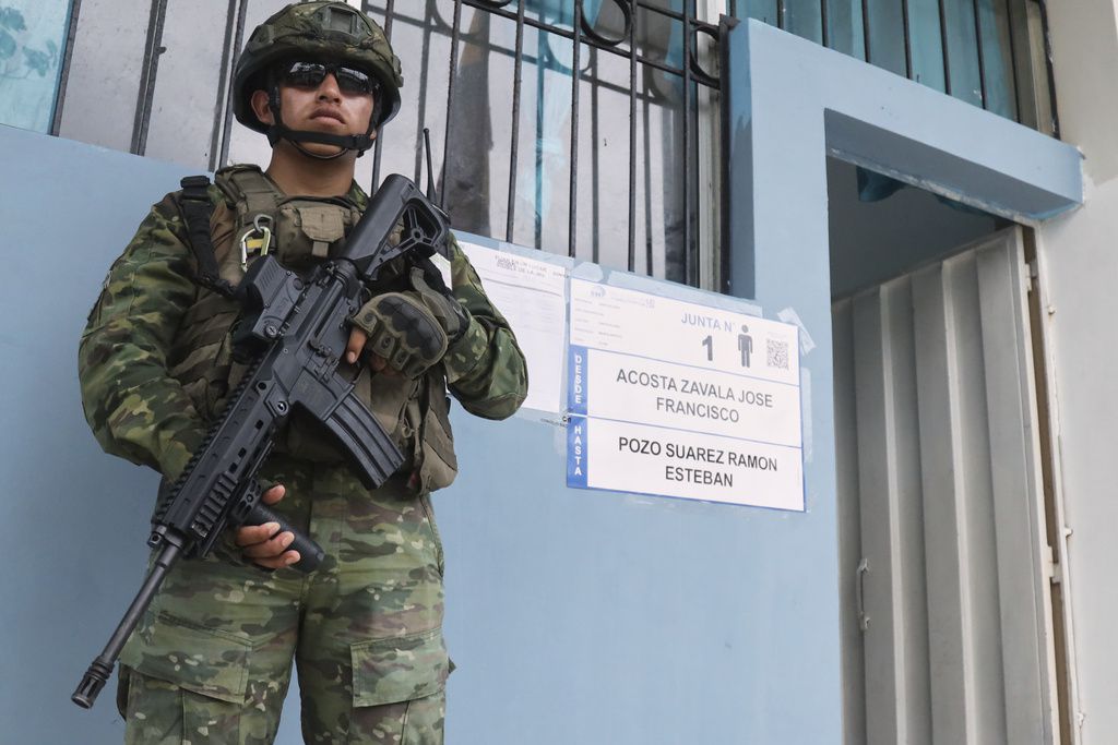 Un soldado vigila un centro de votación durante las elecciones presidenciales en Olón, Ecuador. (Foto AP/César Muñoz)