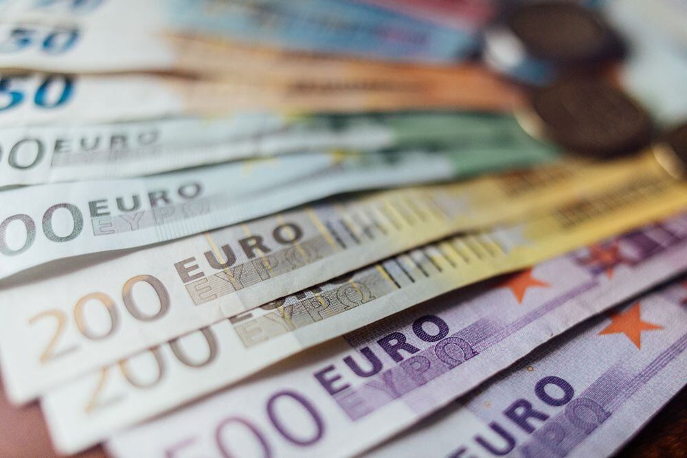 Hacienda coloca bono en euros por 800 millones y reduce en 54% vencimientos de 2024
