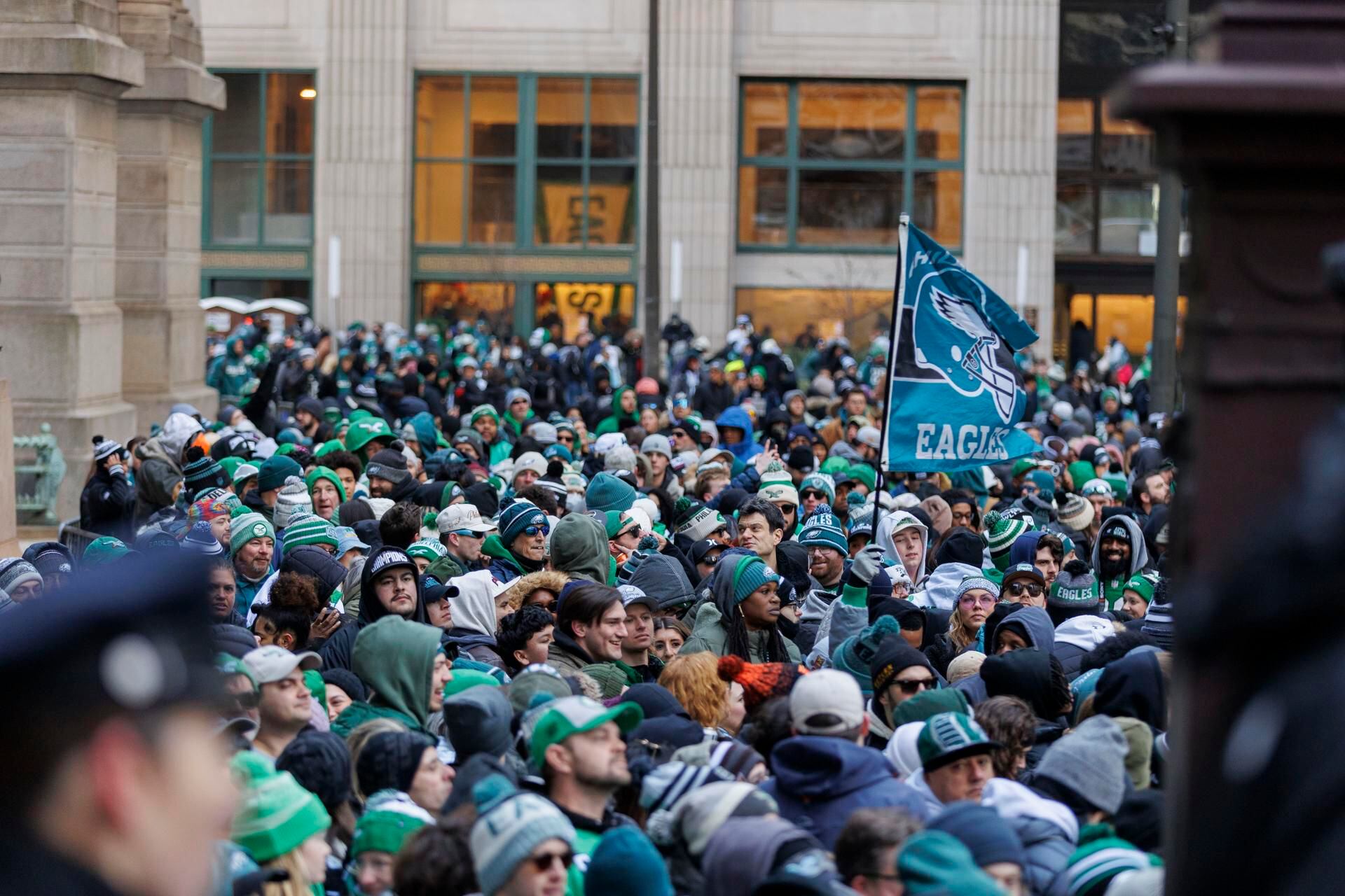 La afición de Filadelfia salió a las calles a recibir a los Eagles, pero fueron víctimas de una balacera. (EFE/EPA/MIGUEL MARTÍNEZ)