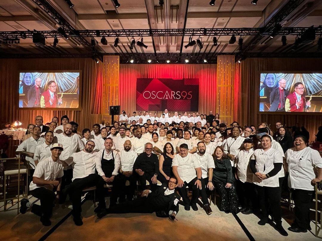 Este es el equipo del chef Wolfgang Puck que estuvo a cargo de la fiesta del año pasado en los Oscar. (Foto: Instagram / @wpcatering).