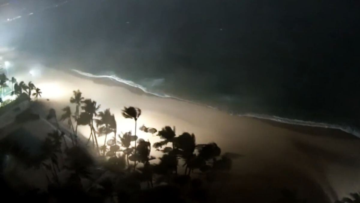 (Video) Así azotó el huracán ‘Otis’ la costa de Acapulco minutos antes de dejarla sin luz