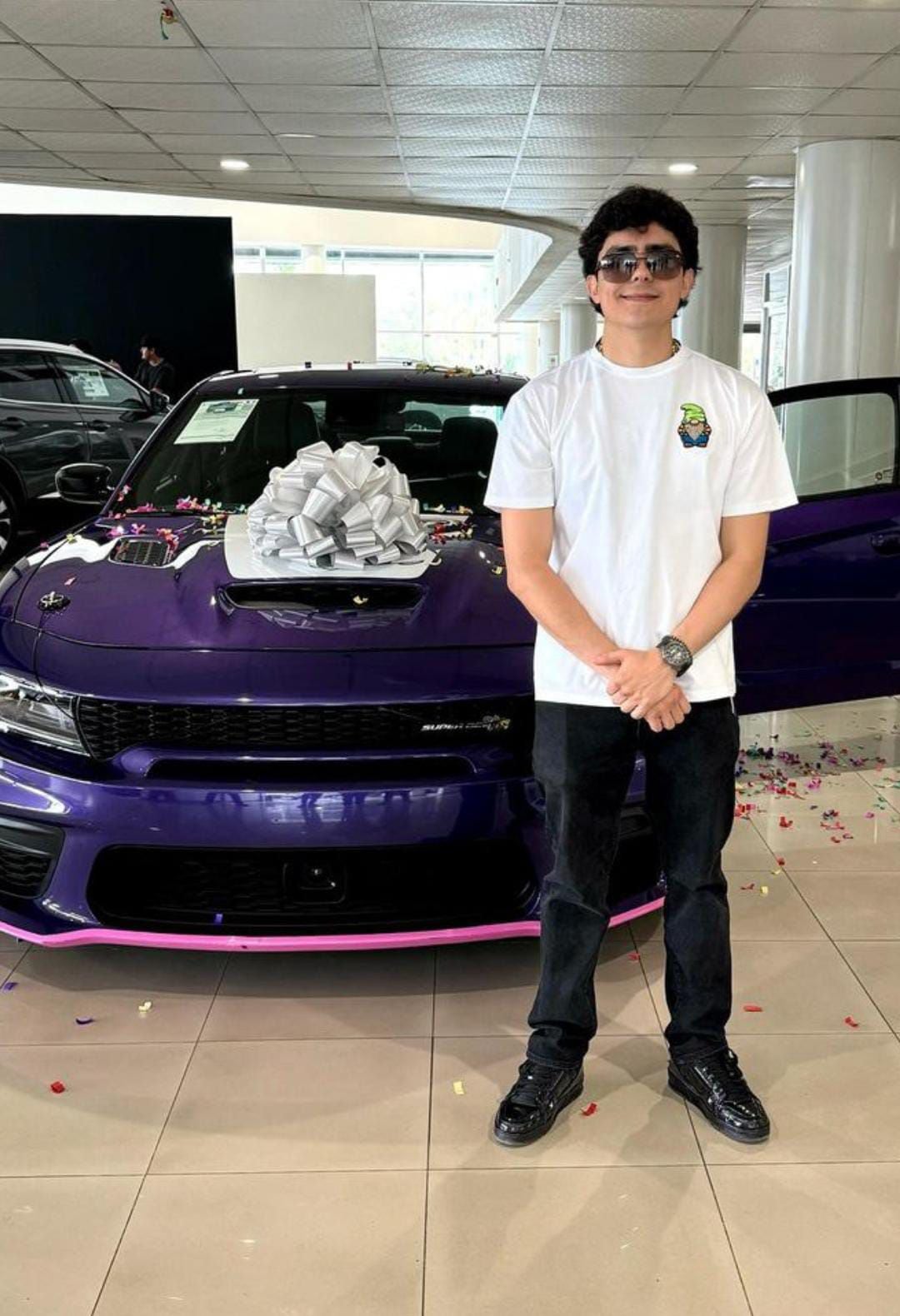 El influencer Markitoys Toys posando con un auto de lujo. (Foto: Instagram @markitostoys)