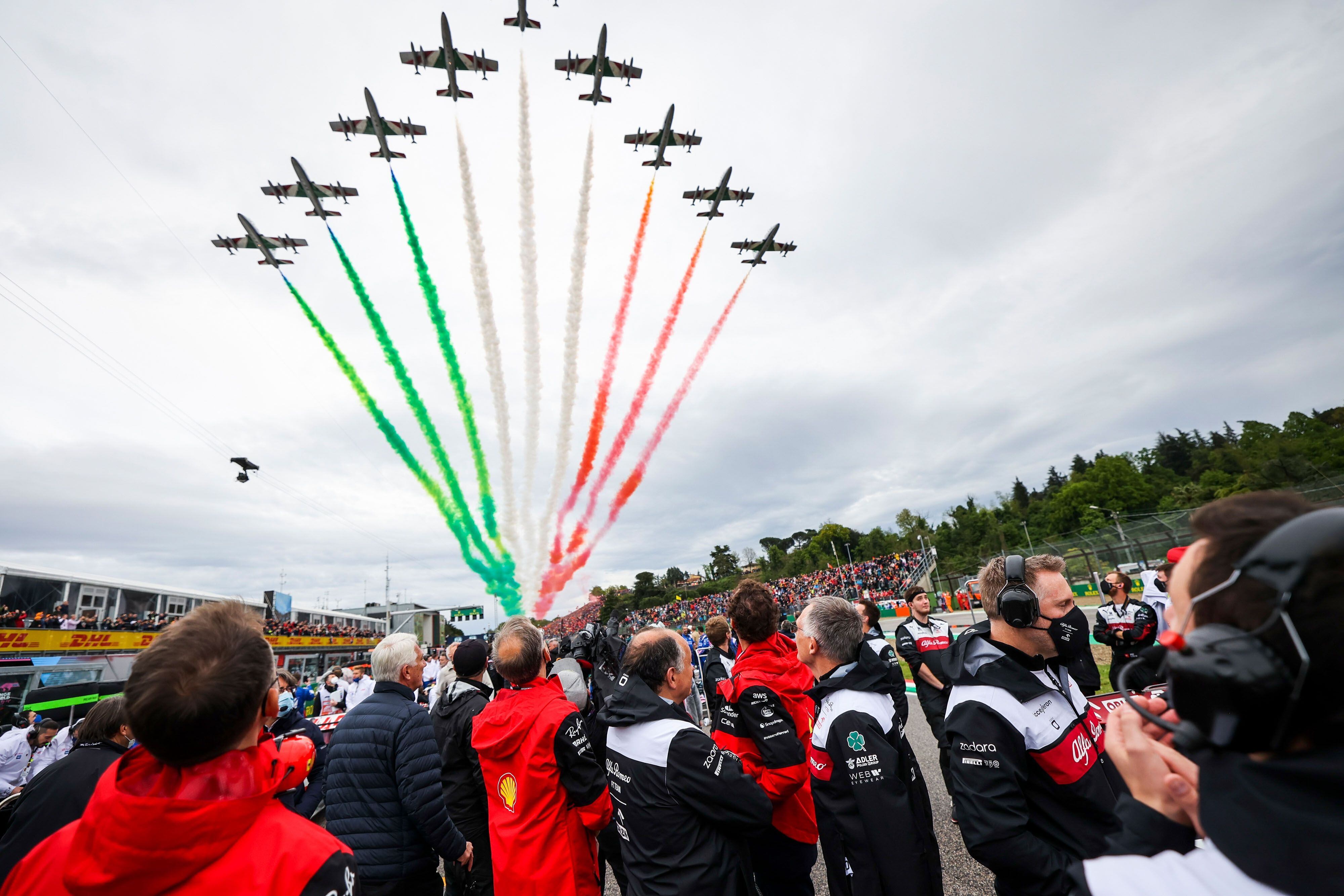 Aviones durante la carrera del Gran Premio de F1 de Emilia Romagna en el Autodromo Enzo e Dino Ferrari el 24 de abril de 2022.