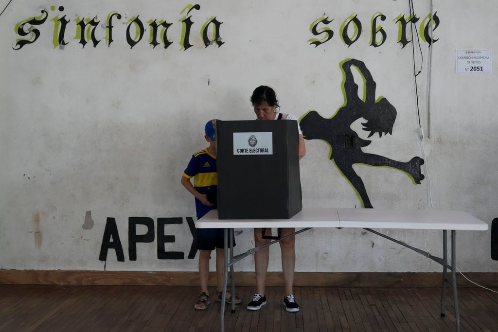 Una votante marca la papeleta en la segunda vuelta de las elecciones presidenciales en Montevideo, Uruguay, el domingo 24 de noviembre de 2024. (Foto AP/Matilde Campodónico)