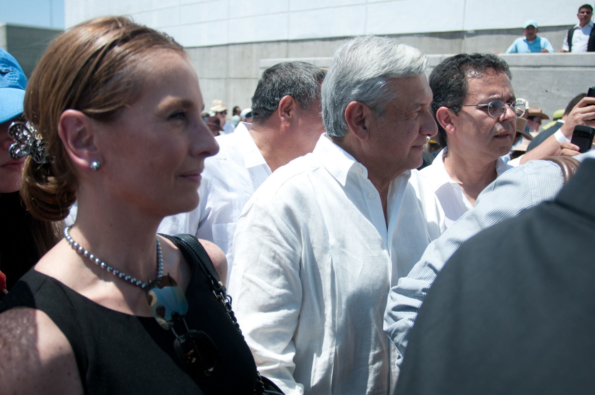 Andrés Manuel López Obrador y su esposa Beatriz Gutiérrez Müller en la misa oficiada por el Papa Benedicto XVI en Guanajuato.
