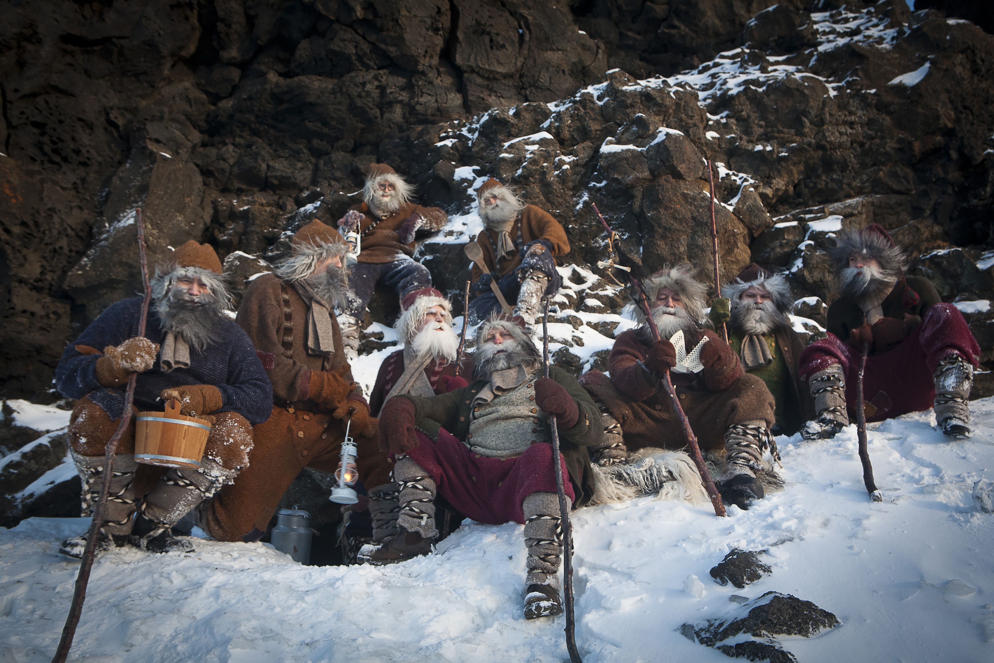 Hombres vestidos de Yule Lads en Dimmuborgir, Islandia. (Foto: Agnes Lebeaupin para Visitmyvatn/Business Island)
