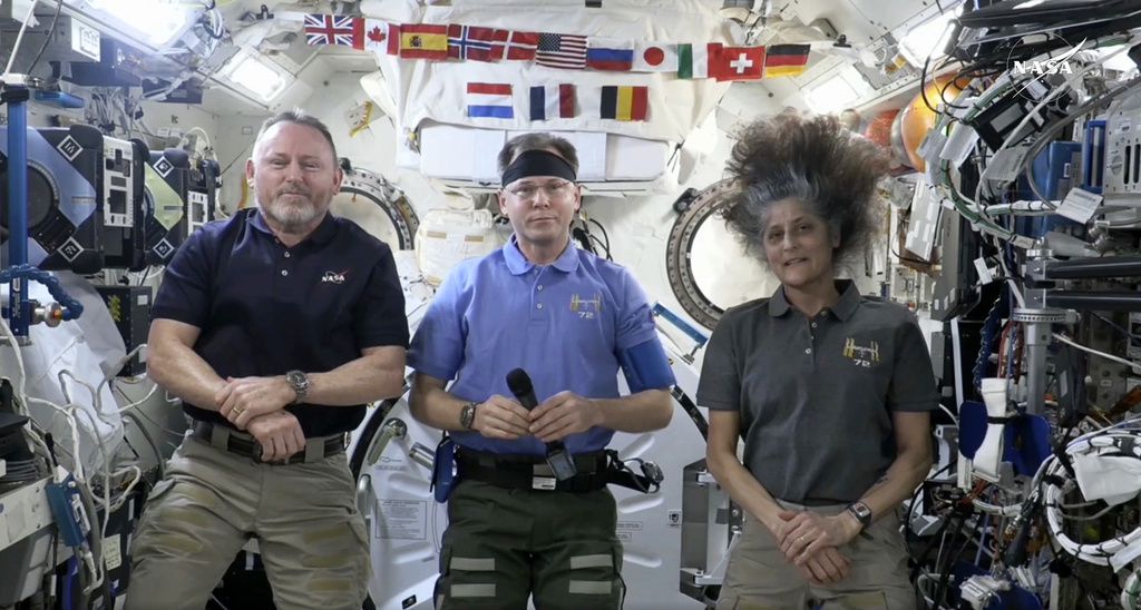 En la imagen, tomada de un video publicado por la NASA, aparecen, de izquierda a derecha, Butch Wilmore, Nick Hague y Suni Williams en una conferencia de prensa, el martes 4 de marzo de 2025. (NASA vía AP)