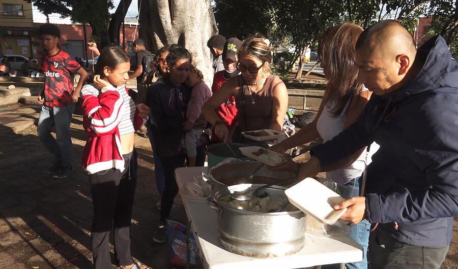 Los habitantes de pueblos indígenas en Oaxaca ofrecen comida a los migrantes que pasan por la entidad. (EFE)