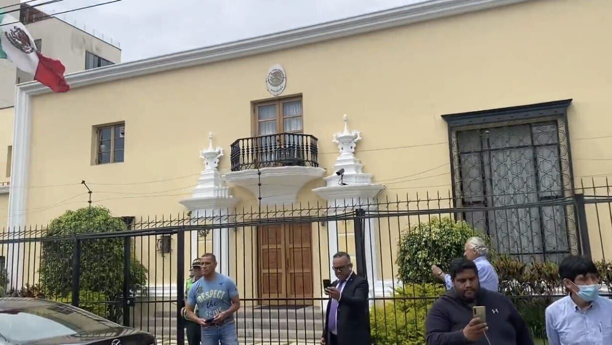 Peruanos bloquean embajada de México en Perú para evitar que Pedro Castillo pida asilo