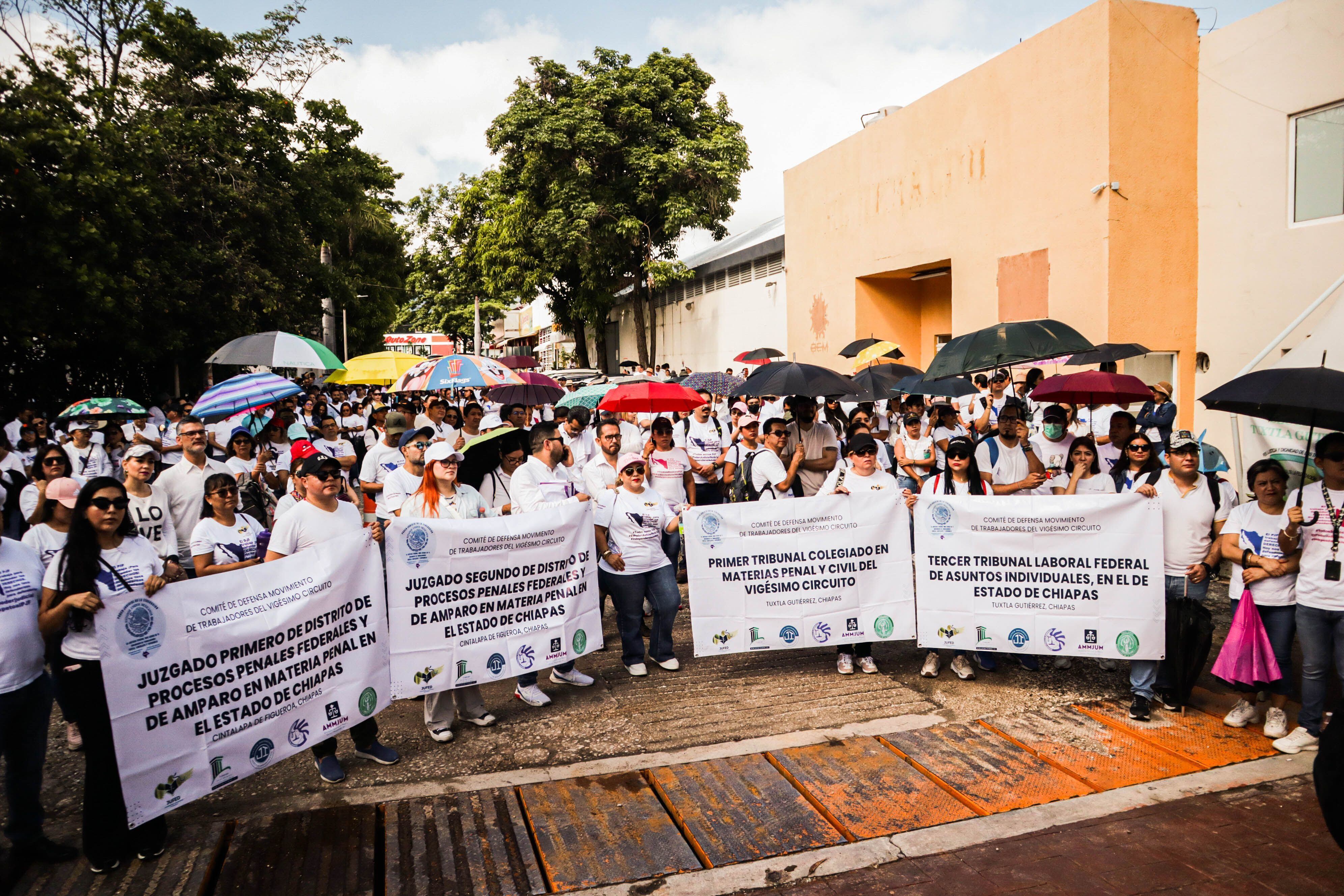 Alrededor de mil trabajadores del Poder Judicial en la sede del Tribunal Superior de Justicia de Chiapas. [Fotografía. Cuartoscuro]