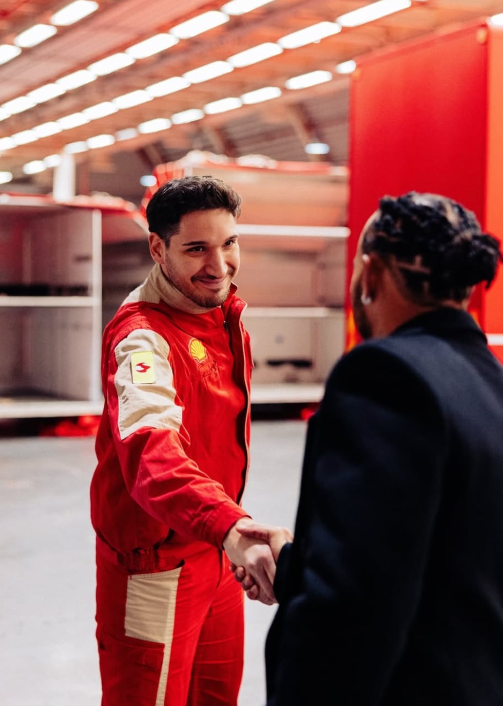 Lewis Hamilton con un trabajador de Ferrari en su primer día como piloto de la escudería italiana. (Foto: Instagram @scuderiaferrari)