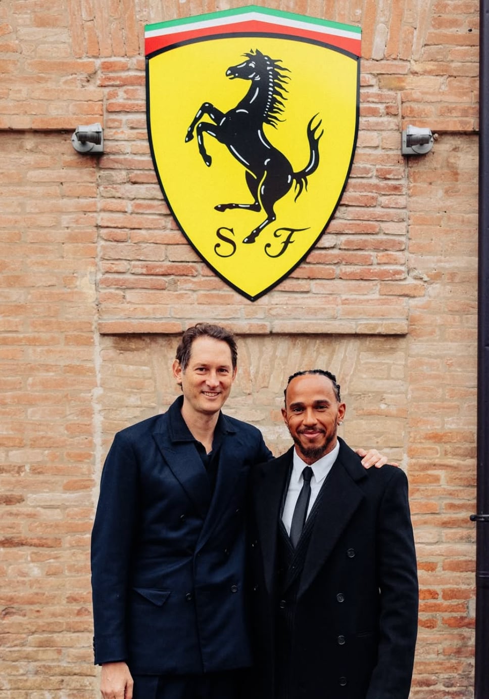 Lewis Hamilton, nuevo piloto de Ferrari, junto a John Jacob Philip Elkann, presidente de Ferrari.