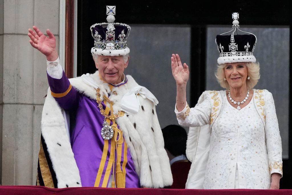 El rey Carlos III y la reina Camila en un balcón del Palacio de Buckingham.