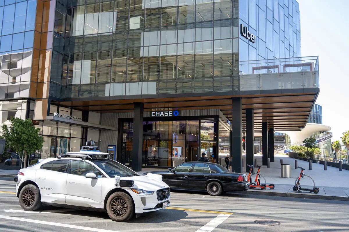 Un coche autónomo de Waymo frente a la sede de Uber en San Francisco el verano pasado.