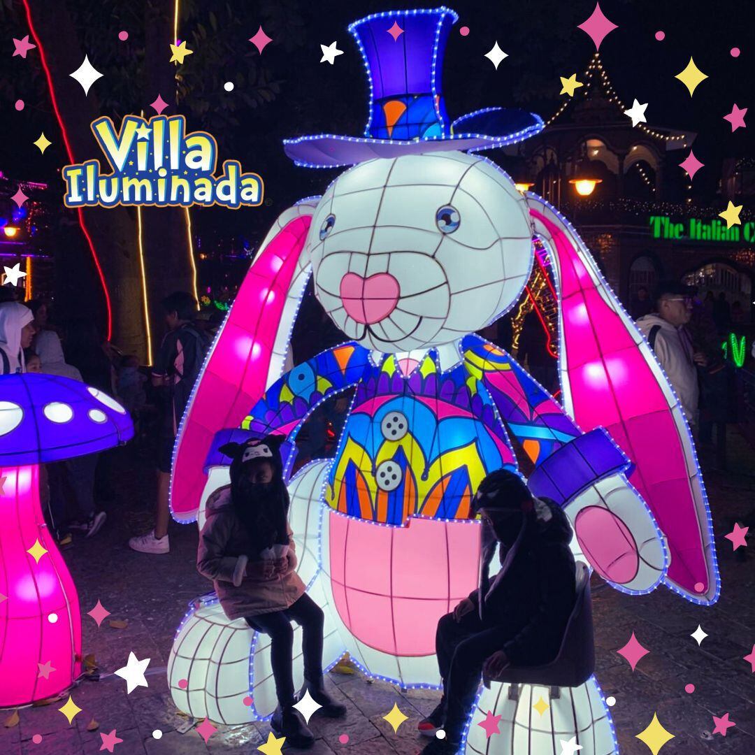 La Villa Iluminada de Atlixco adornos como el conejo blanco de 'Alicia en el país de las maravillas'.  (Foto: Facebook Villa Iluminada).