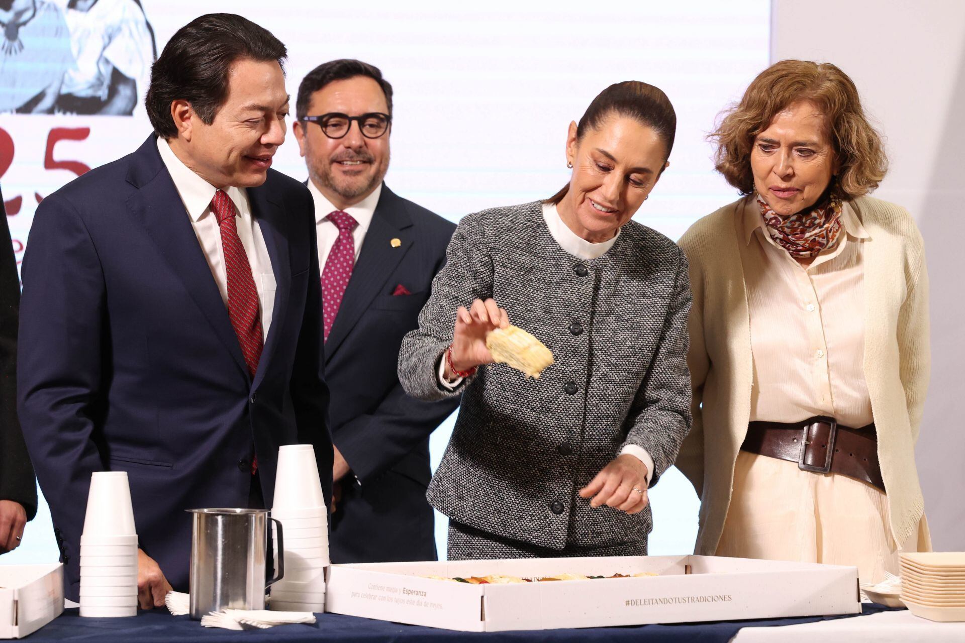 Claudia Sheinbaum, presidenta de México, partió la rosca de reyes al finalizar la mañanera del pueblo. La acompañaron funcionarios como Rosaura Ruiz Gutiérrez, Mario Delgado y Diego Prieto. (Foto: Cuartoscuro.com).