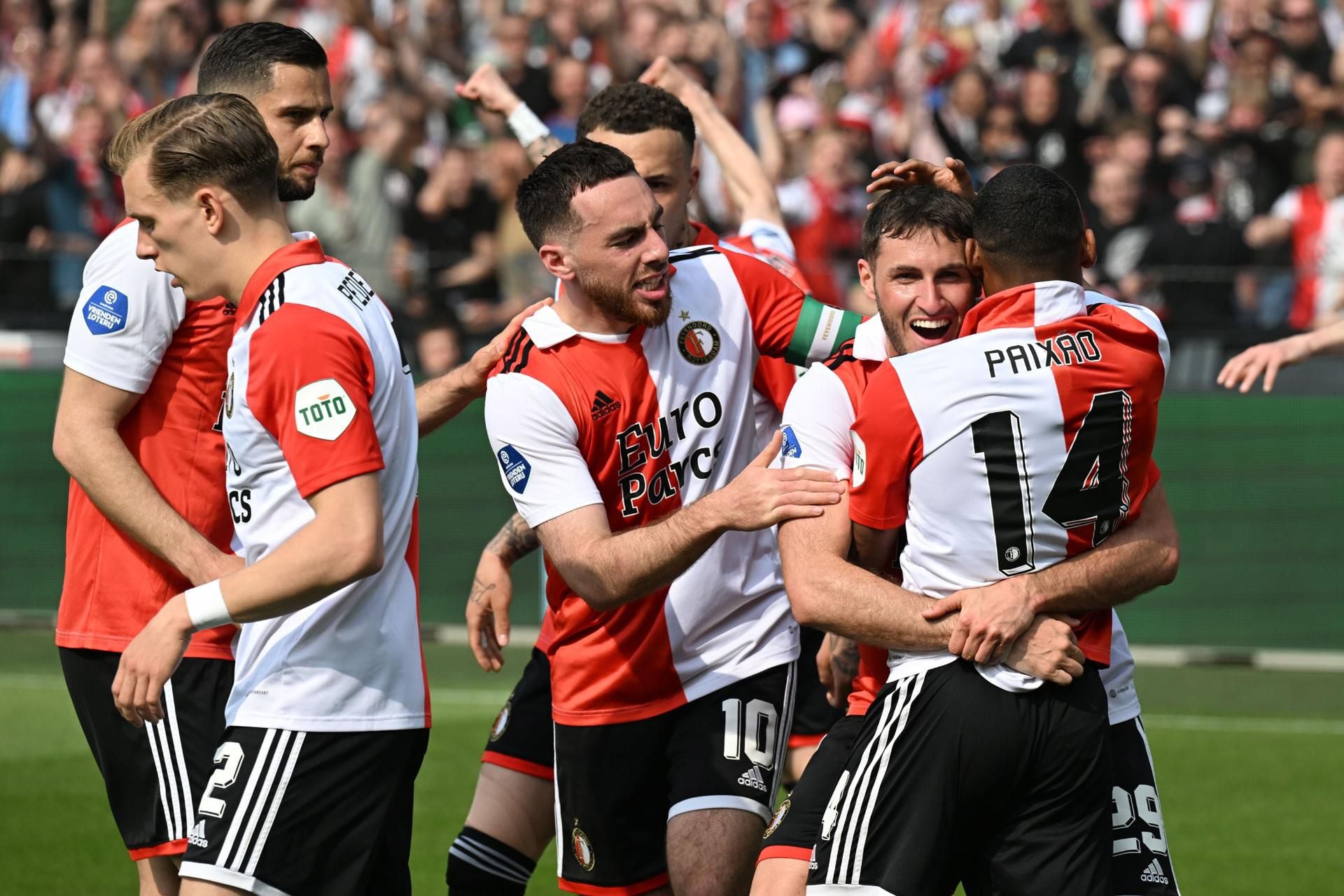 Santiago Giménez logra su primer título en Europa: Feyenoord es campeón de la Eredivisie