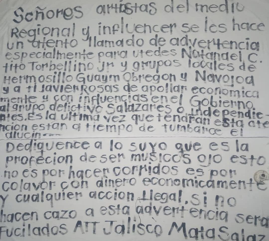 En una preparatoria de Sonora hallaron una narcomanta dirigida a influencers y cantantes mexicanos incluido Natanael Cano.