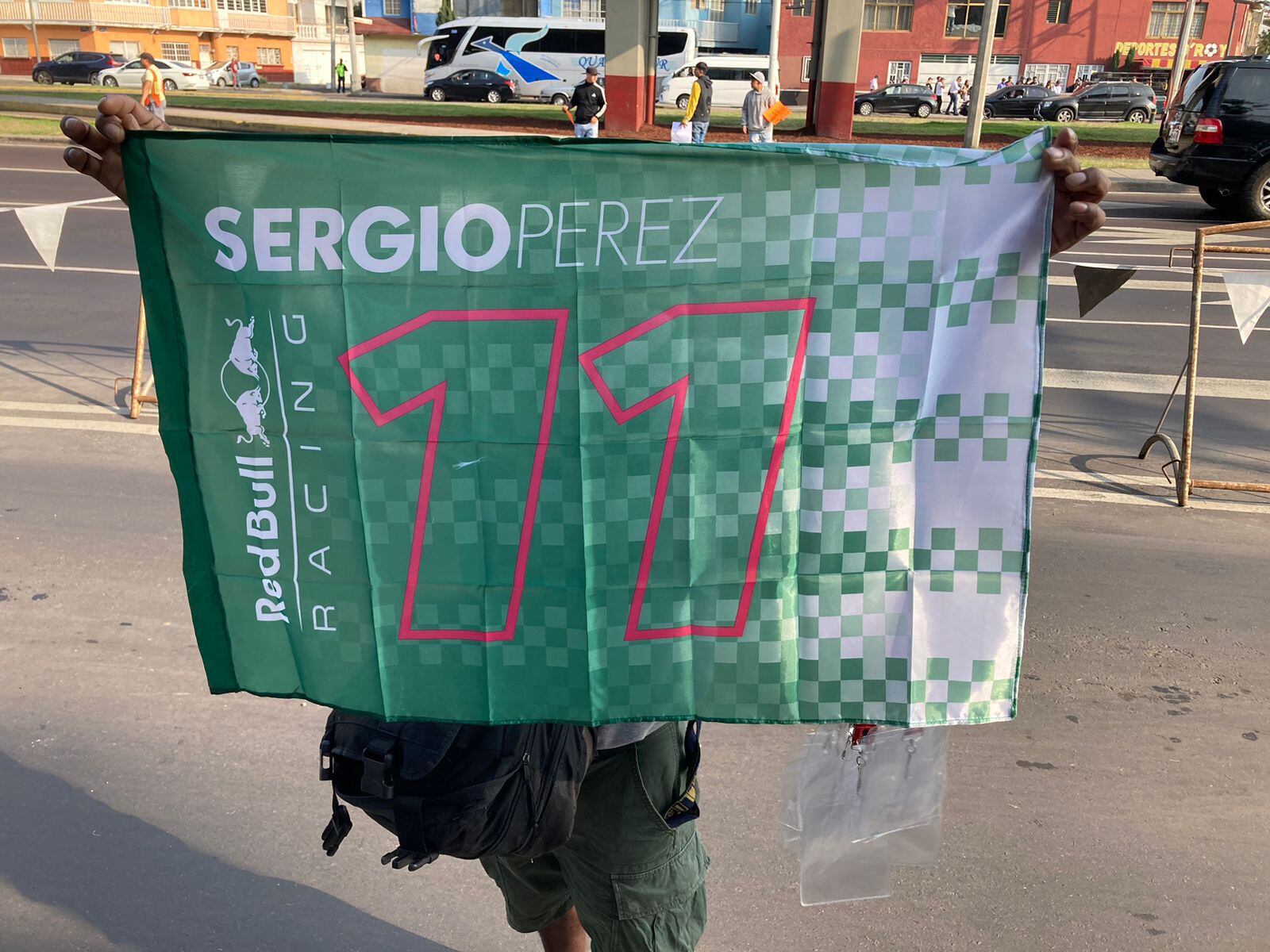 Aficionados del GP de México también llevaron banderas con el número de ‘Checo‘ Pérez. (Foto: Especial)
