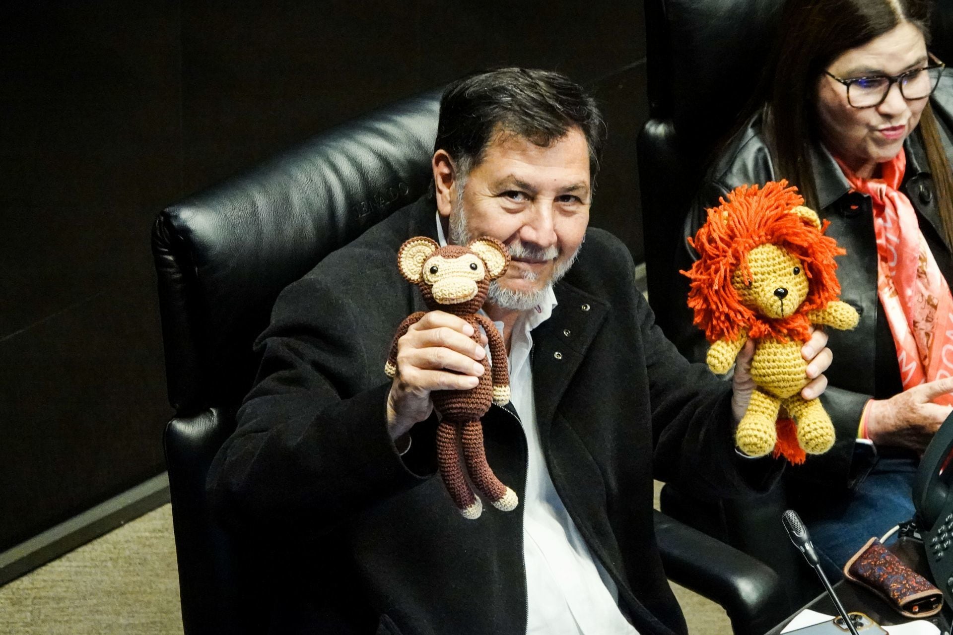 CIUDAD DE MÉXICO, 21NOVIEMBRE2024.- El presidente de la mesa directiva, Gerardo Fernández Noroña, sostiene el peluche de un chango y un león durante la sesión en la que se aprobó la Reforma en materia de Bienestar Animal por unanimidad.
FOTO: GALO CAÑAS/CUARTOSCURO.COM