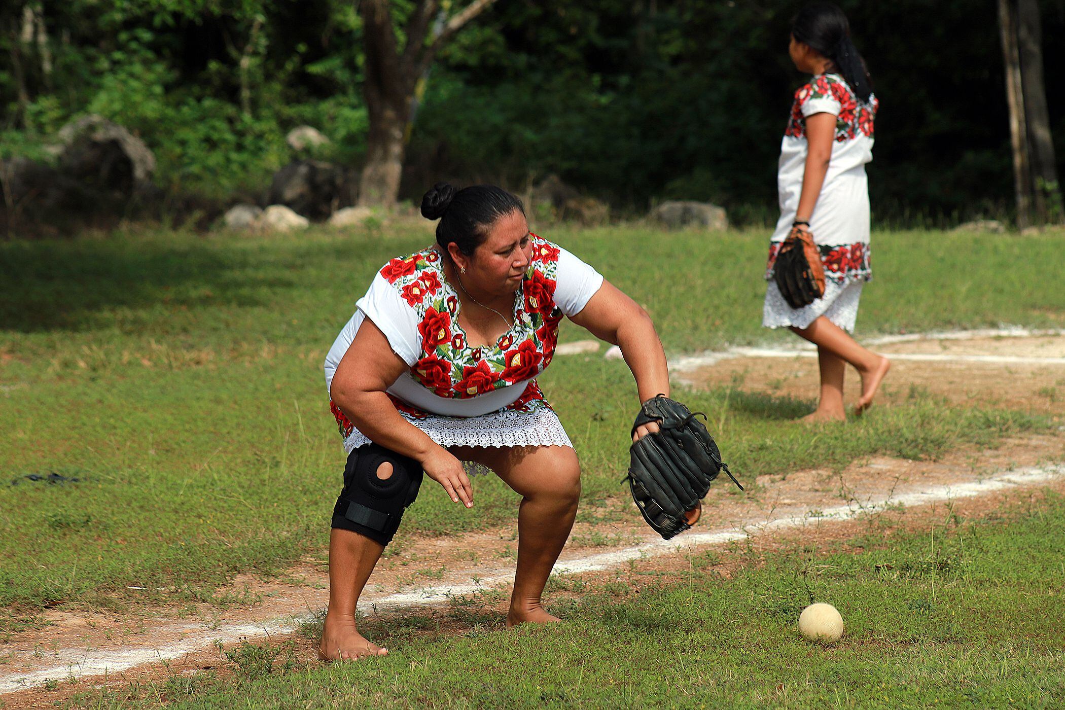 Jugadoras del equipo Diablillas Mestizas de Hondzonot en el juego de Quintana Roo. (Foto: EFE)