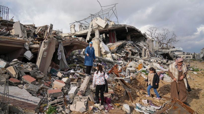 Funcionarios israelíes dicen que alrededor de 24 rehenes vivos están en Gaza. (Foto: AP)