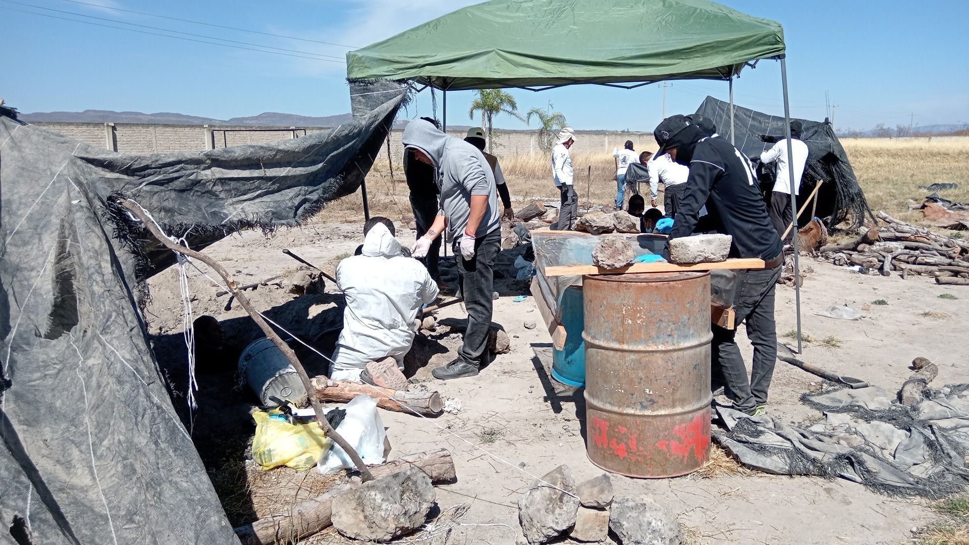 Fiscalía de Jalisco investiga el hallazgo de crematorios y restos humanos en un rancho en Teuchitlán.