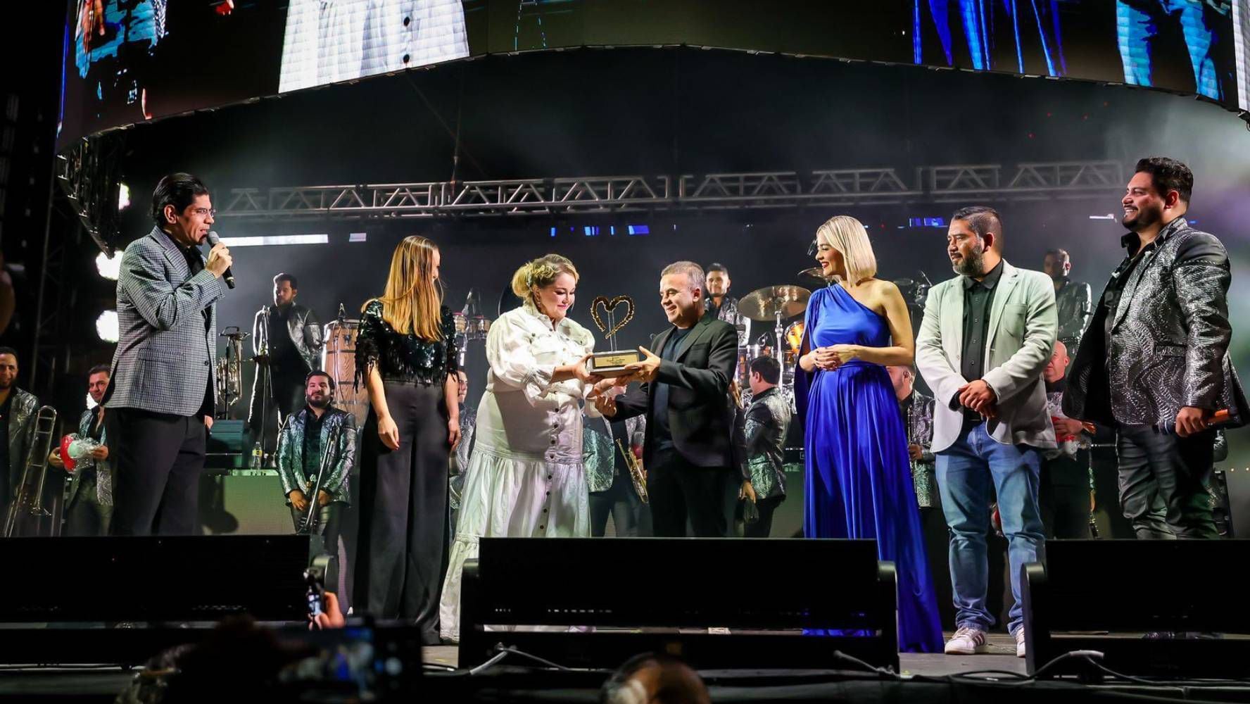 Alejandro Sanz pone a cantar a más de 20 mil asistentes en el carnaval de Mazatlán 2025