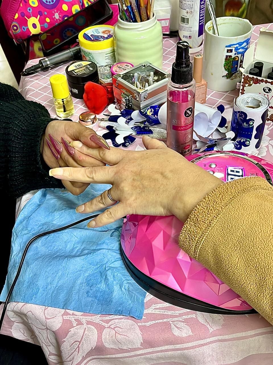 El esmaltado en uñas es una de las técnicas más populares para mantener las manos arregladas por mayor tiempo. (Foto: Brenda Escudero / El Financiero)