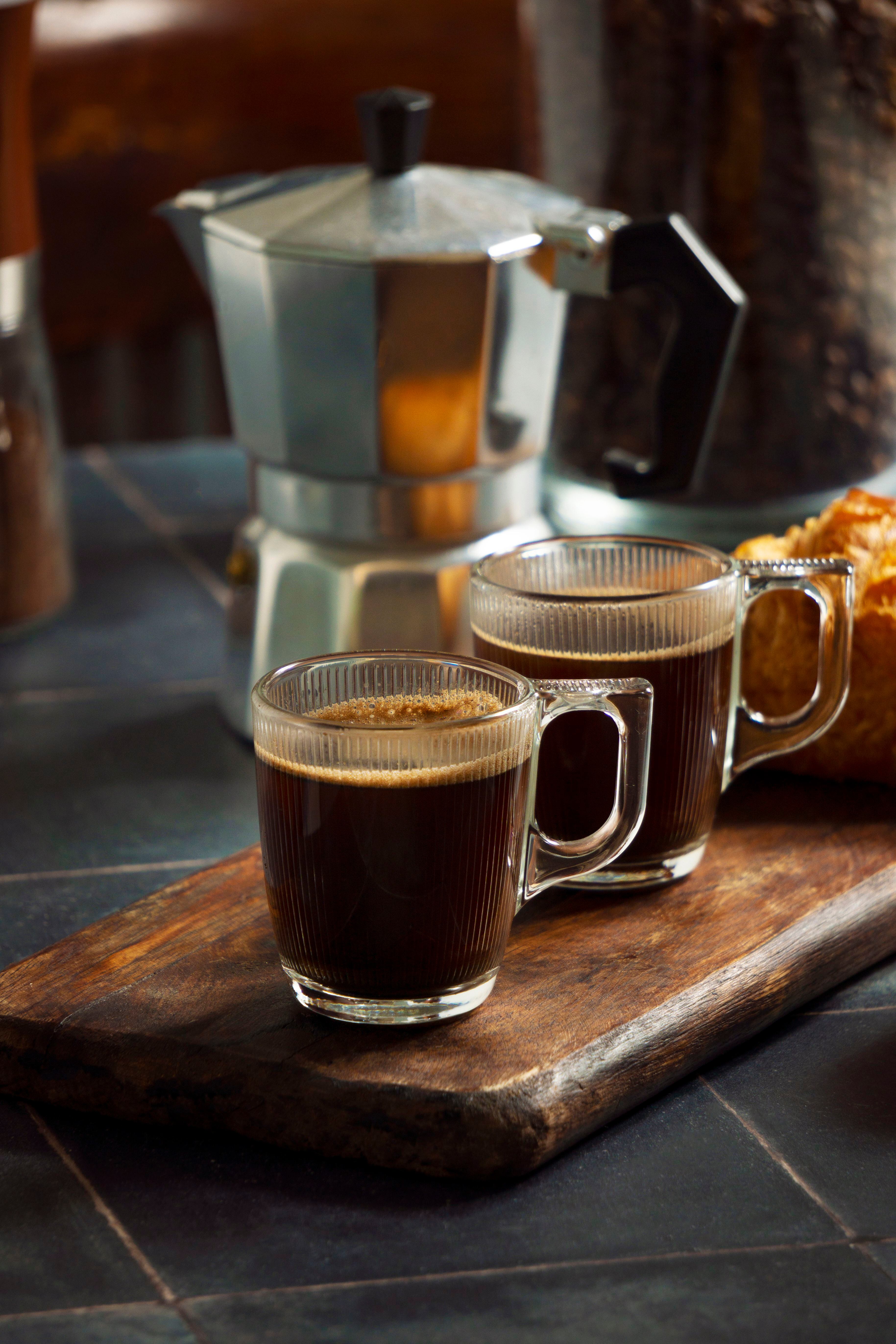 El café americano se prepara con un expreso mezclado con agua caliente. (Foto: Freepik)