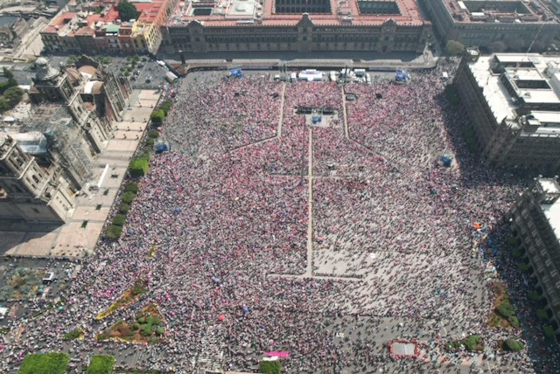 AMLO ‘concede deseo’ a Xóchitl: Bandera se izará en el Zócalo para la ‘Marea Rosa’