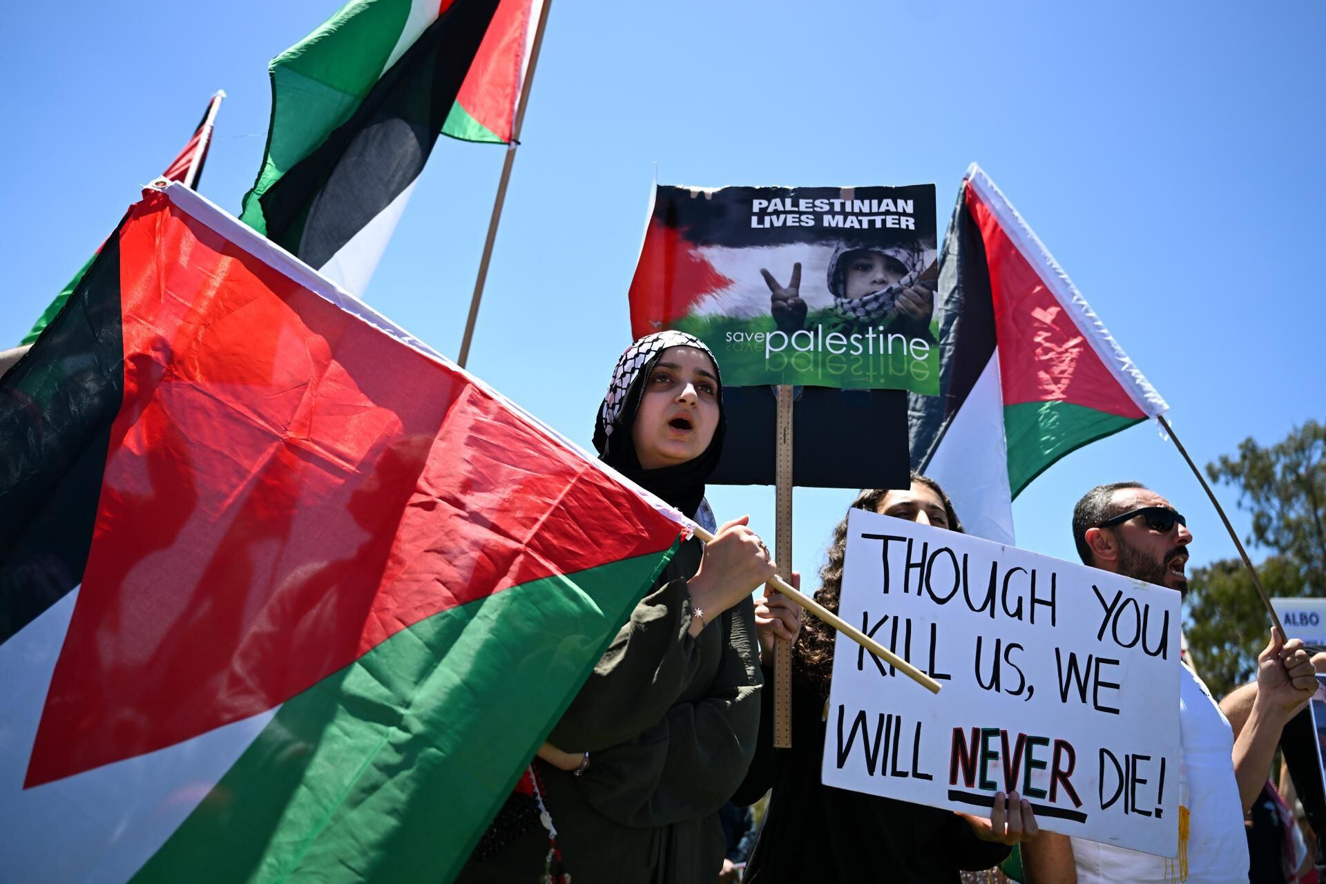 Protesta pro Palestina en Canberra, Australia, el 13 de noviembre de 2023. Manifestantes llevan carteles con mensajes: 