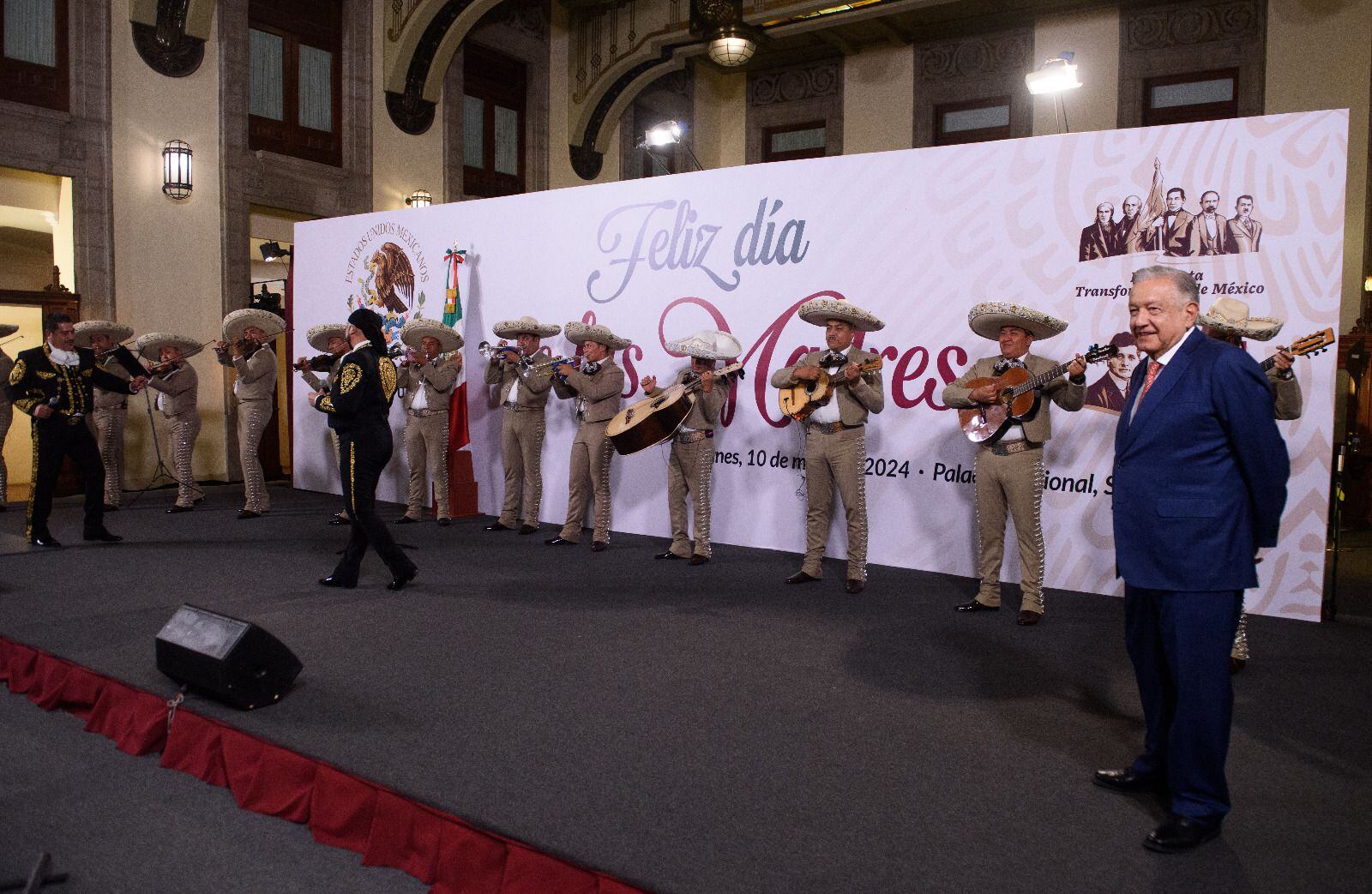 El grupo musical “Esto es México”, interpretó las mañanitas en el Día de las Madres.