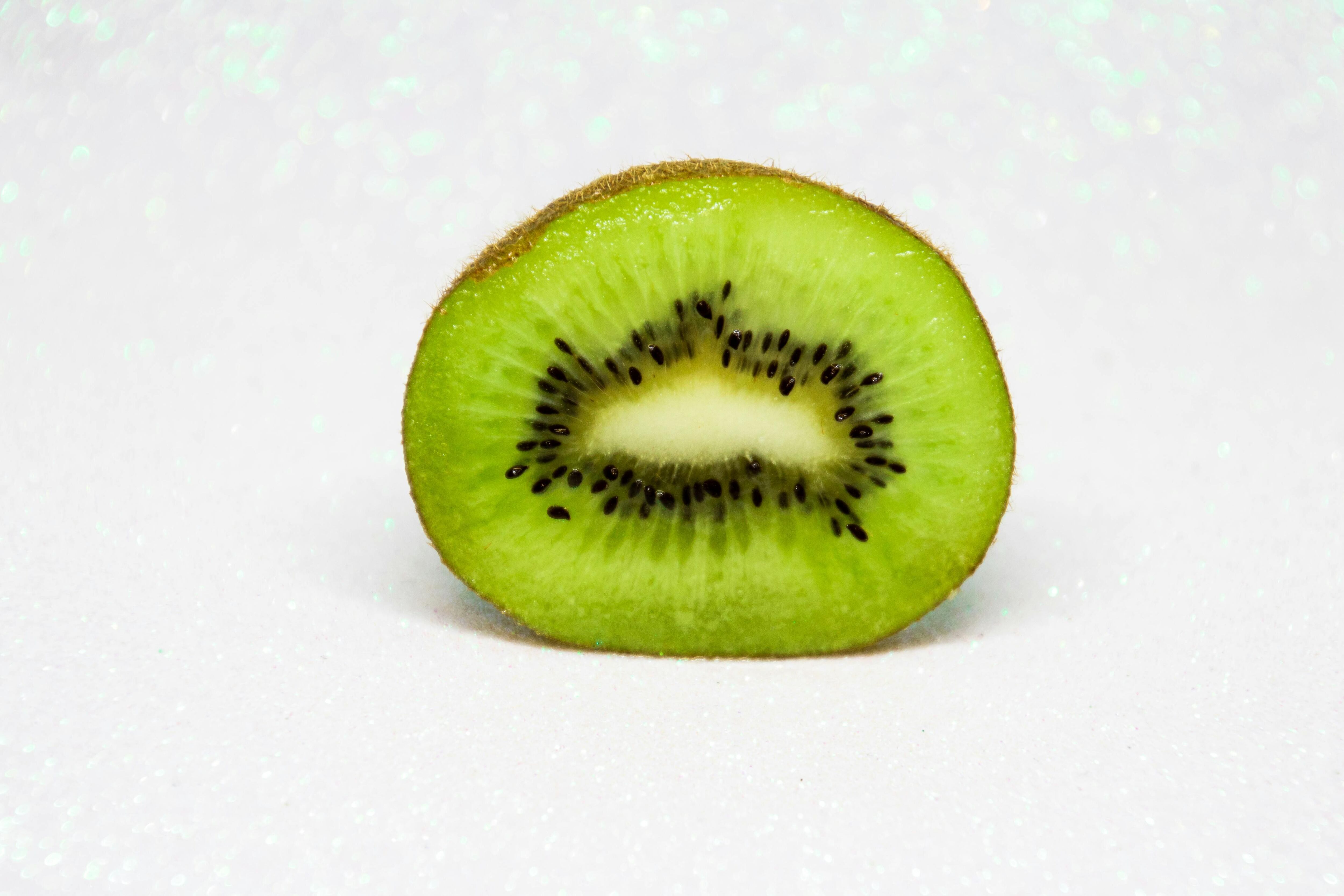 Los antioxidantes y la vitamina C presentes en el kiwi, pueden ser de ayuda para mejorar la calidad del sueño, según con algunos estudios. (Foto: Pexels)