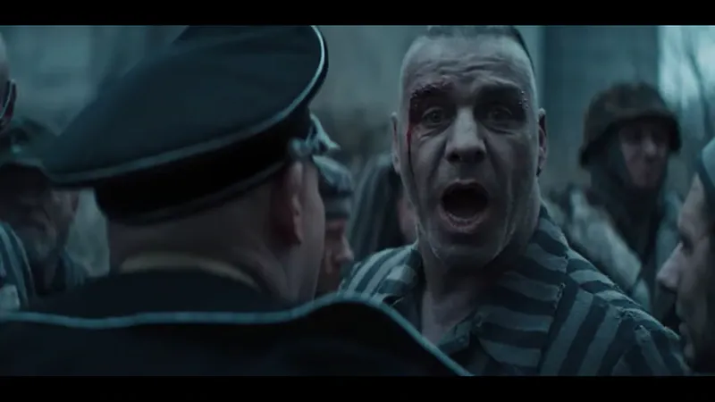 Escena del videoclip 'Deutchland' de Rammstein. 
