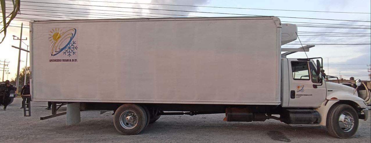 Rescatan a 83 migrantes atrapados dentro de una caja  de camión en Nuevo León
