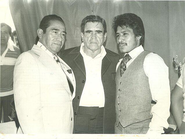 Cleto Reyes con su manager Arturo 'Cuyo' Hernández y el campeón mundial Lupe Pintor. (Foto: Wikimedia Commons).
