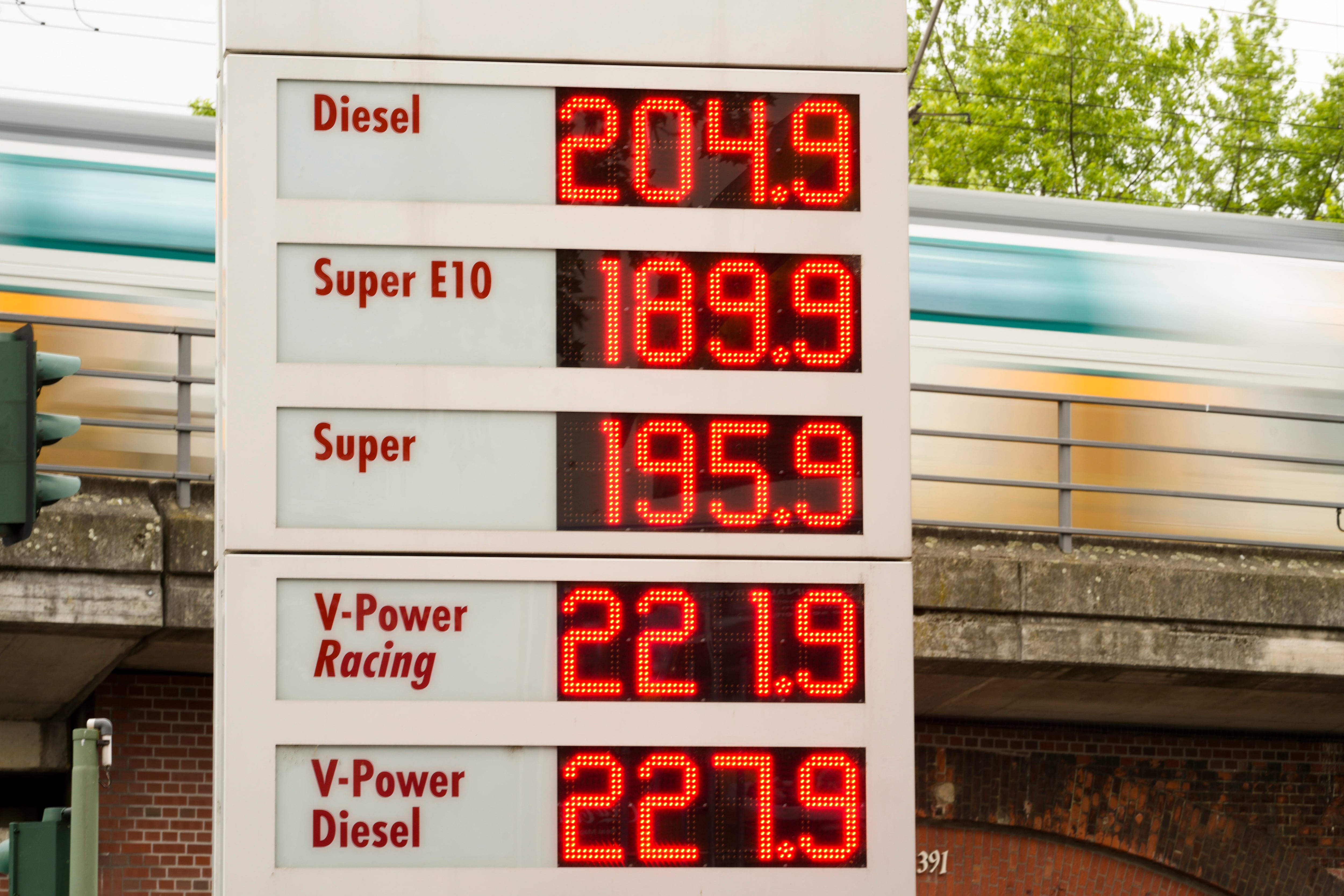 Precios de la gasolina se disparan en todo el mundo: Esto cuesta en otros países