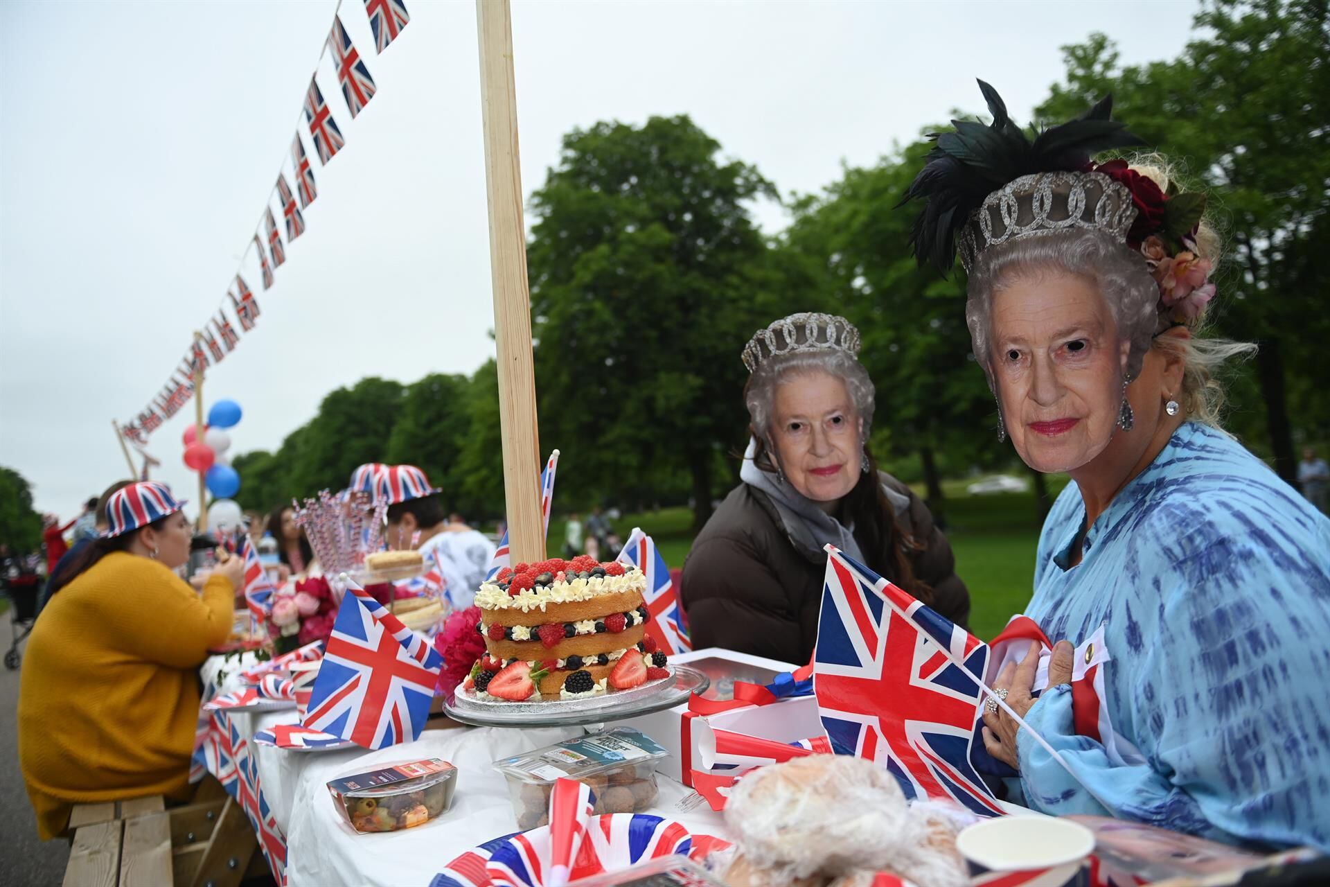 Jubileo de Isabel II se vive con disfraces, desfile y Ed Sheeran frente a Buckingham