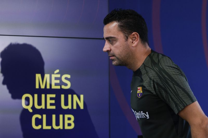 Aunque en enero declaró que dejaría el banquillo del Barcelona al final de la temporada, Xavi Hernández ha decidido seguir y al menos terminar el año que le queda de contrato. (Foto: EFE). 
