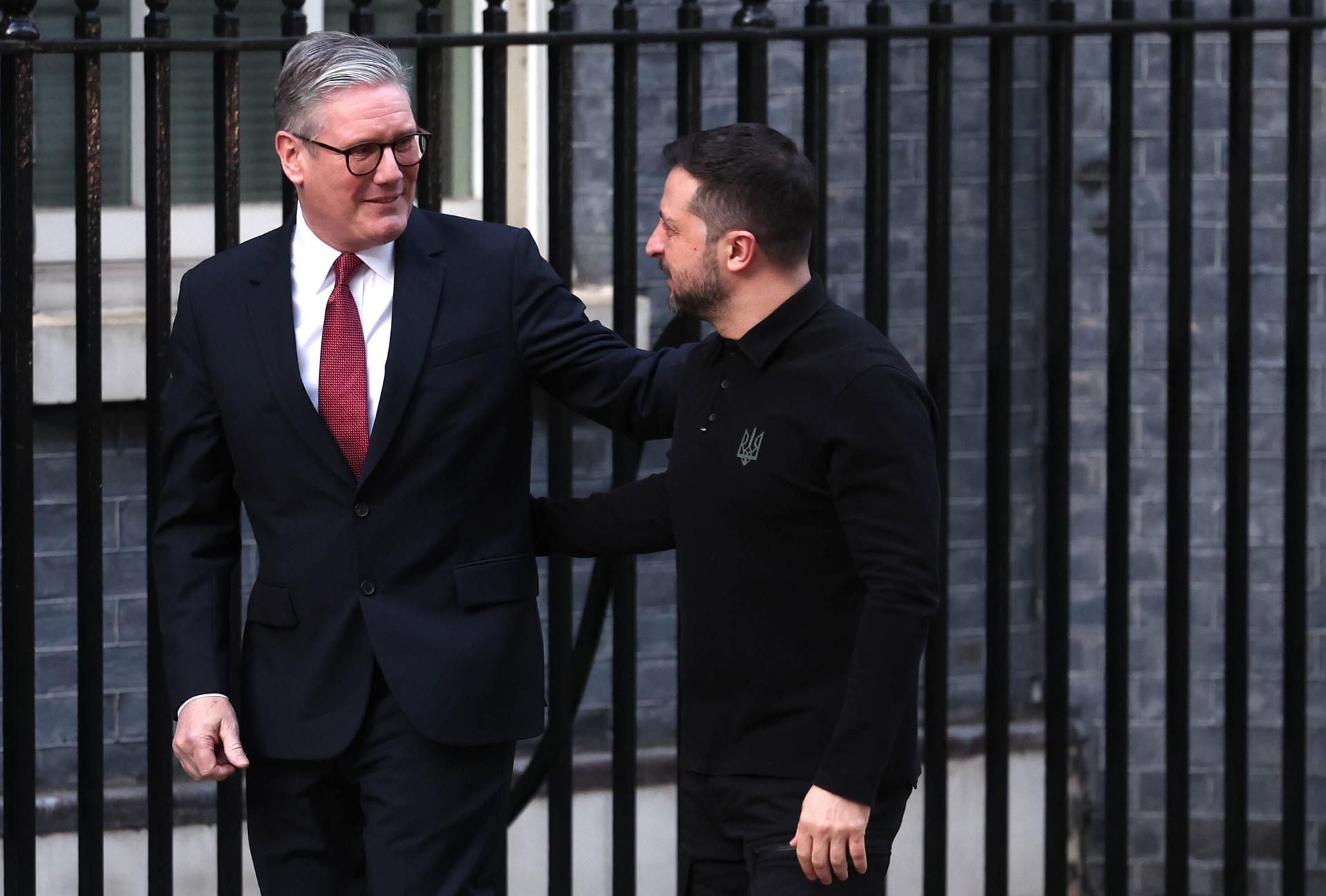 El primer ministro británico, Keir Starmer, saluda al presidente de Ucrania, Volodímir Zelenski, antes de una reunión bilateral en la residencia oficial de Downing Street, este sábado en Londres. (Foto: EFE/EPA/NEIL HALL)
