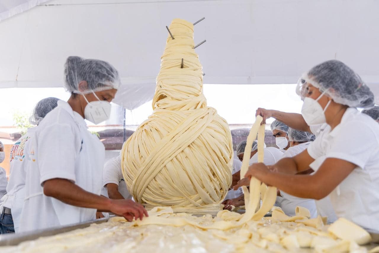 Productores de quesillo en Oaxaca tardaron más de 12 horas en elaborar la pieza artesanal. (Foto: Gobierno de Oaxaca)