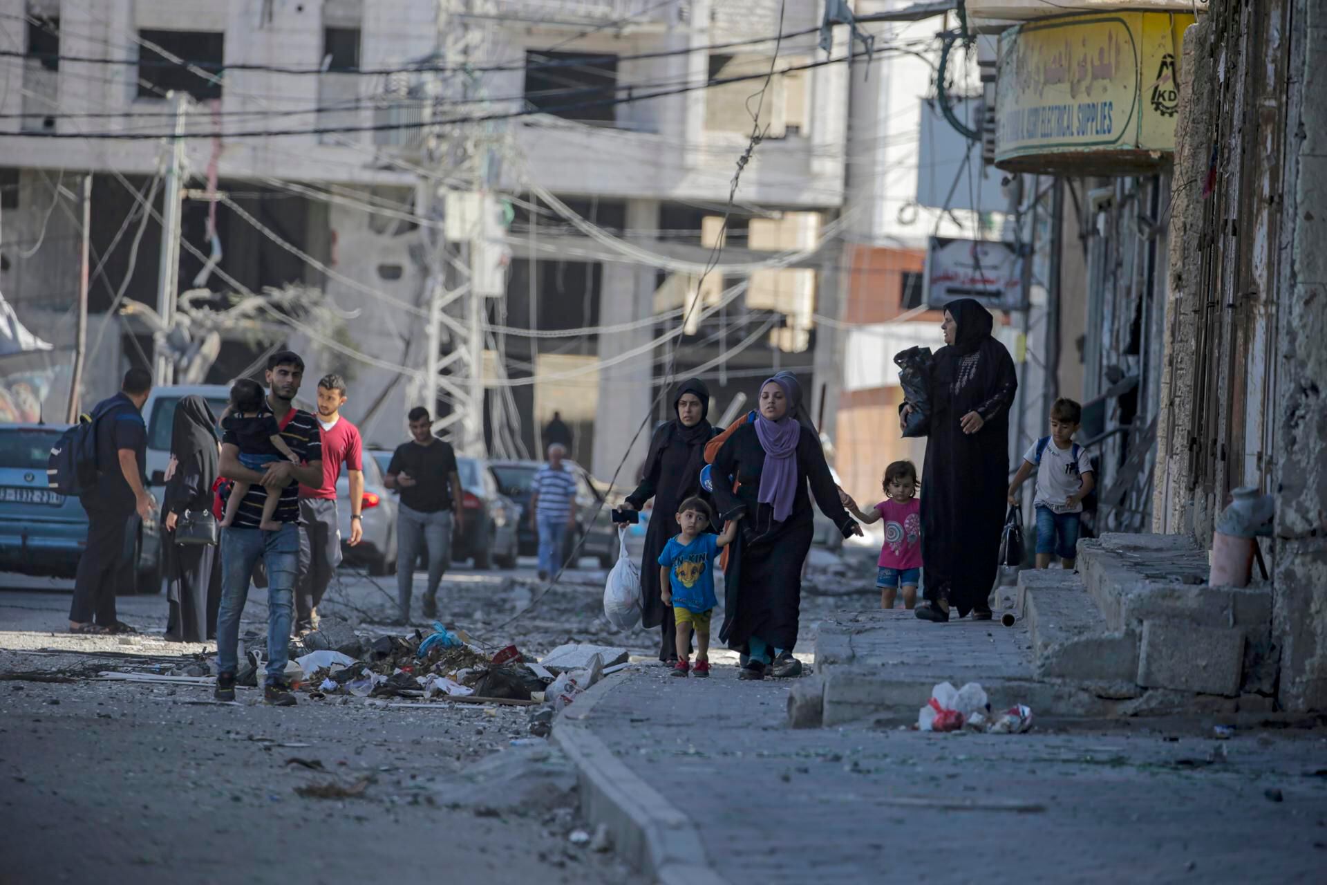 Israel pide a civiles evacuar Gaza en 24 horas: ‘Hamás los ocupa de escudo humano’, acusan